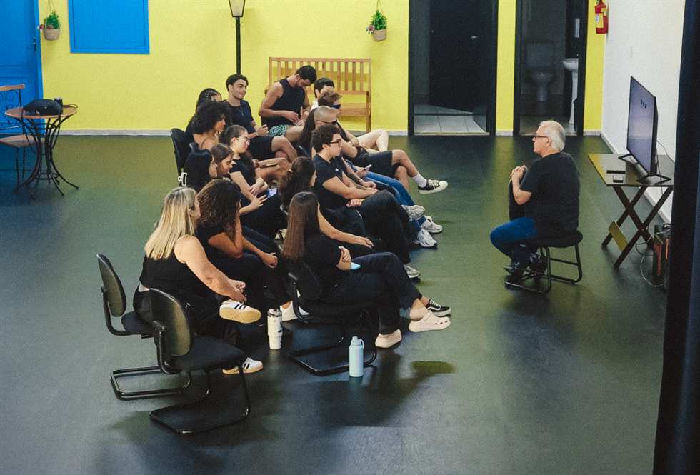 Turma reunida em círculo durante a aula no estúdio