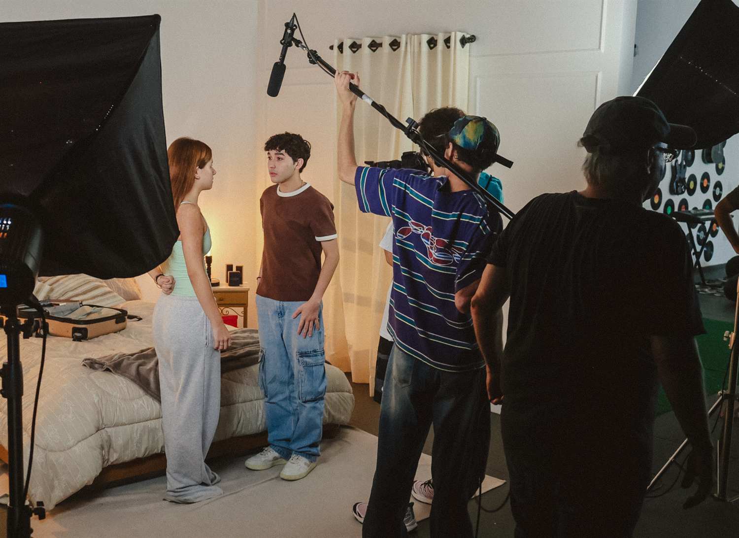 Equipe filmando uma cena em set montado no estúdio da B&P