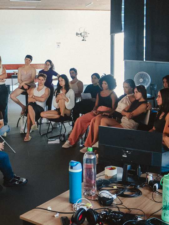 Diretor conduzindo workshop com turma cheia